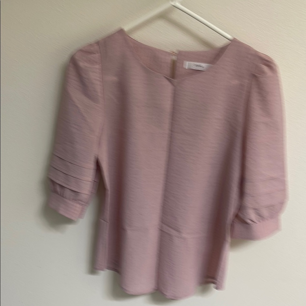 Women’s elegant top by Justone.